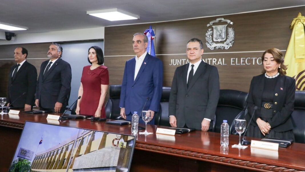 Presidente Abinader y primera dama reciben la primera cédula de identidad y electoral emitida por la JCE Presidente Abinader y primera dama reciben la primera cédula de identidad y electoral emitida por la JCE