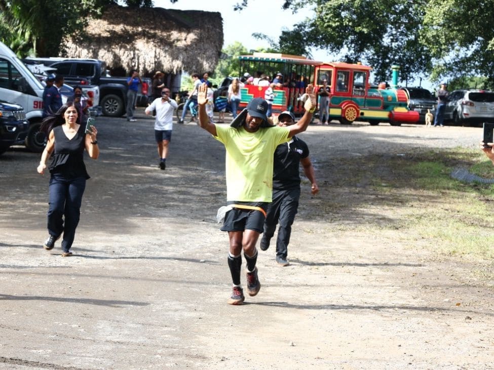 Livio Feliz gana el Backyard Ultra Santo Domingo y establece récord nacional de ultra distancia Livio Feliz gana el Backyard Ultra Santo Domingo y establece récord nacional de ultra distancia