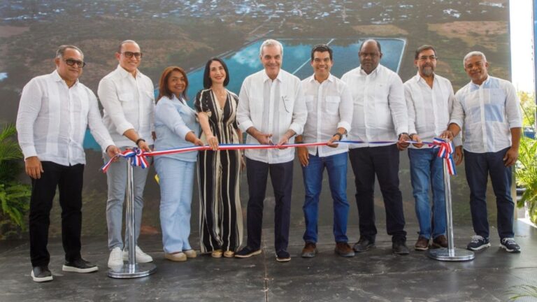 Presidente Abinader inaugura planta de tratamiento de aguas residuales, mejora del alcantarillado sanitario, ampliación y habilitación de acueductos en varios municipios de San Juan