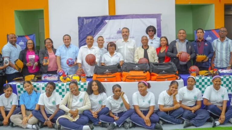 El Inefi impacta Barahona y región Sur con canchas remozadas, utilería deportiva y jornadas de formación escolar