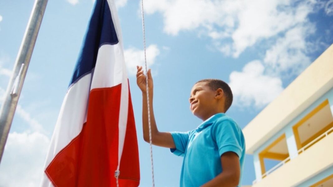 Ministerio de Educación invita a vivir la patria todos los días con la campaña educativa “Dominicanos al 100” Ministerio de Educación invita a vivir la patria todos los días con la campaña educativa “Dominicanos al 100”