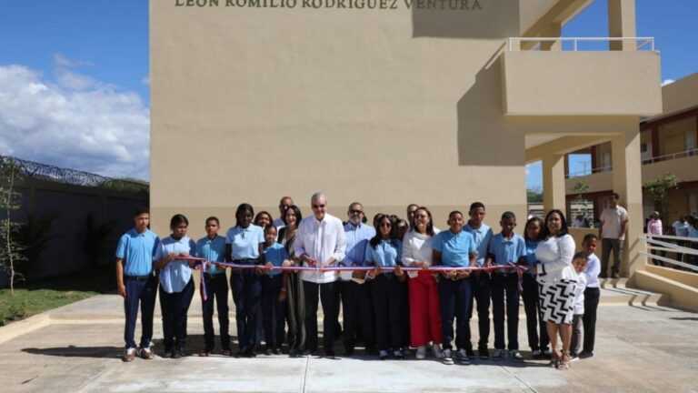 Presidente Abinader inaugura el Centro Educativo León Romilio Rodríguez Ventura que beneficia a más 300 estudiantes, tras más de una década de espera, en Las Matas de Farfán