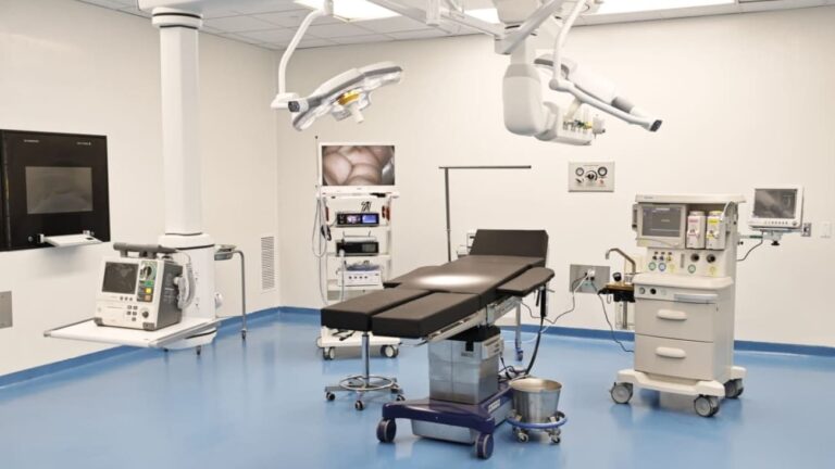 SNS registra récord histórico en cirugías con aumento de 34.3 % en 2025