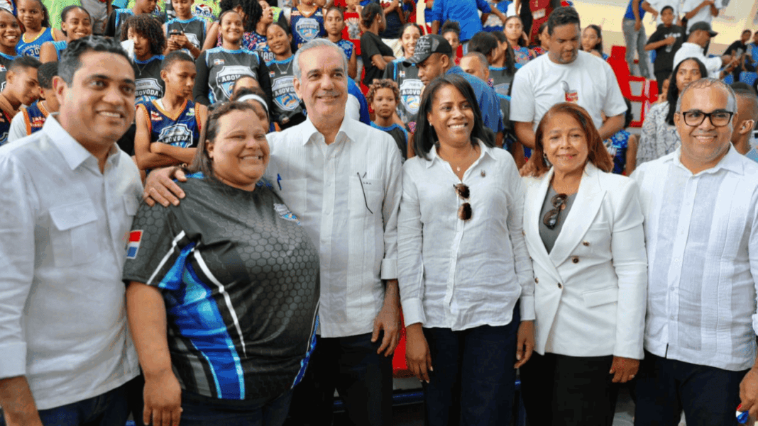 Presidente Abinader inaugura remozamiento del polideportivo Dajabón, cancha de voleibol y nueva casa club Presidente Abinader inaugura remozamiento del polideportivo Dajabón, cancha de voleibol y nueva casa club