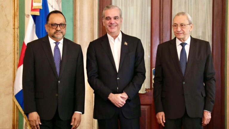 Presidente Abinader juramenta a Antoliano Peralta como ministro de Justicia y a Jorge Subero Isa como consultor jurídico