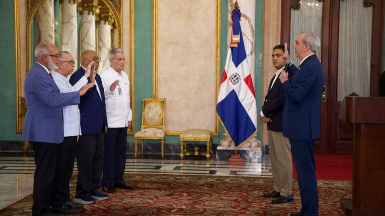 Presidente Abinader juramenta comisión de veeduría para supervisar obras deportivas financiadas con recursos recuperados de la corrupción