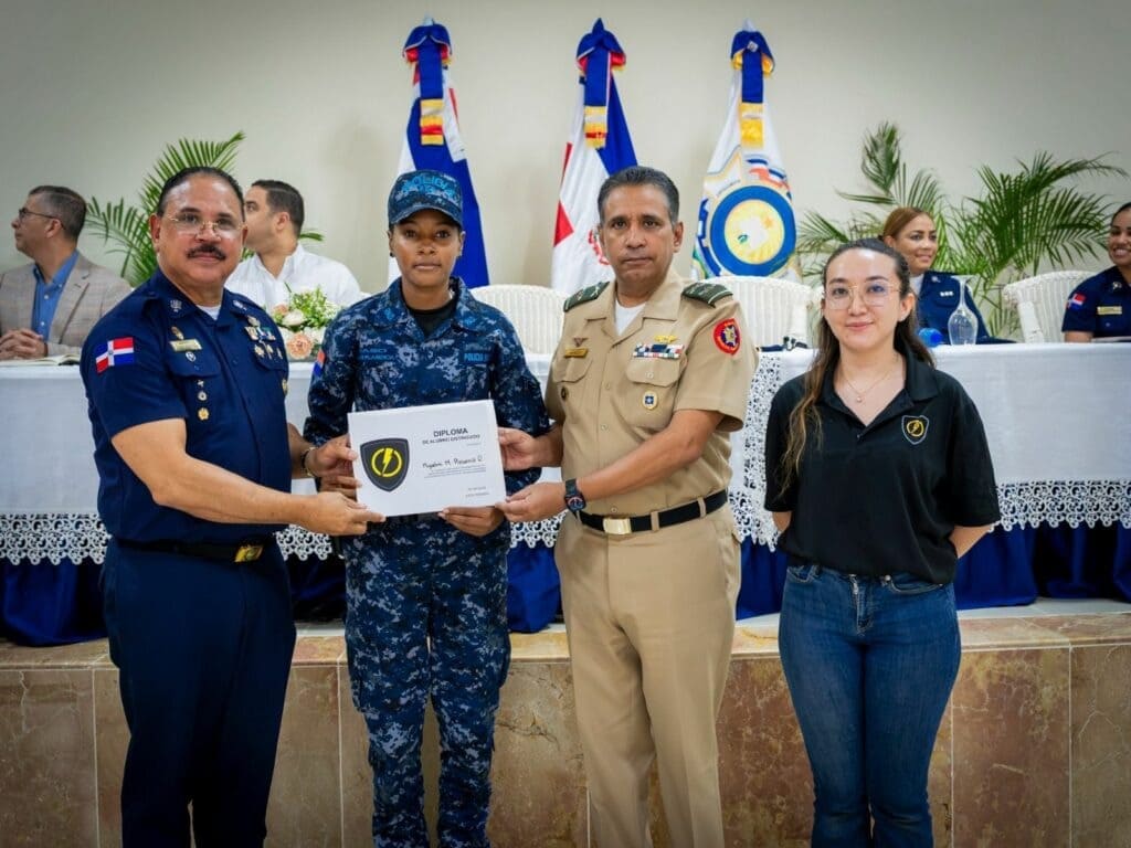 Policía Nacional y Axon certifican 40 instructores en uso de dispositivos Taser Policía Nacional y Axon certifican 40 instructores en uso de dispositivos Taser