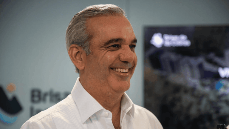 Presidente Abinader entrega 1,025 títulos de propiedad en Hato del Yaque