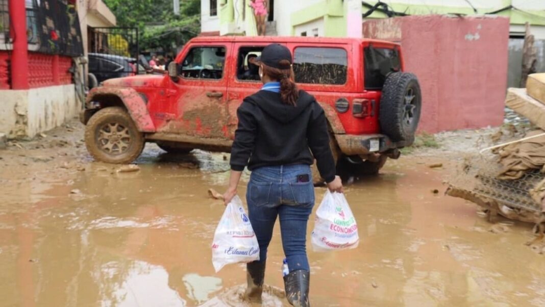 Gobierno asiste a familias afectadas por inundaciones en Puerto Plata, María Trinidad Sánchez, Espaillat y Samaná Gobierno asiste a familias afectadas por inundaciones en Puerto Plata, María Trinidad Sánchez, Espaillat y Samaná