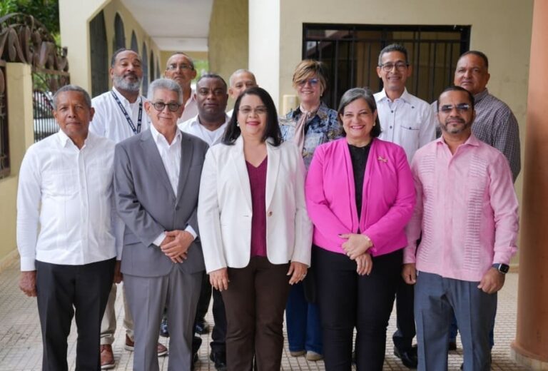 Directora general escucha inquietudes del personal y supervisa oferta formativa en Hato Mayor y Miches