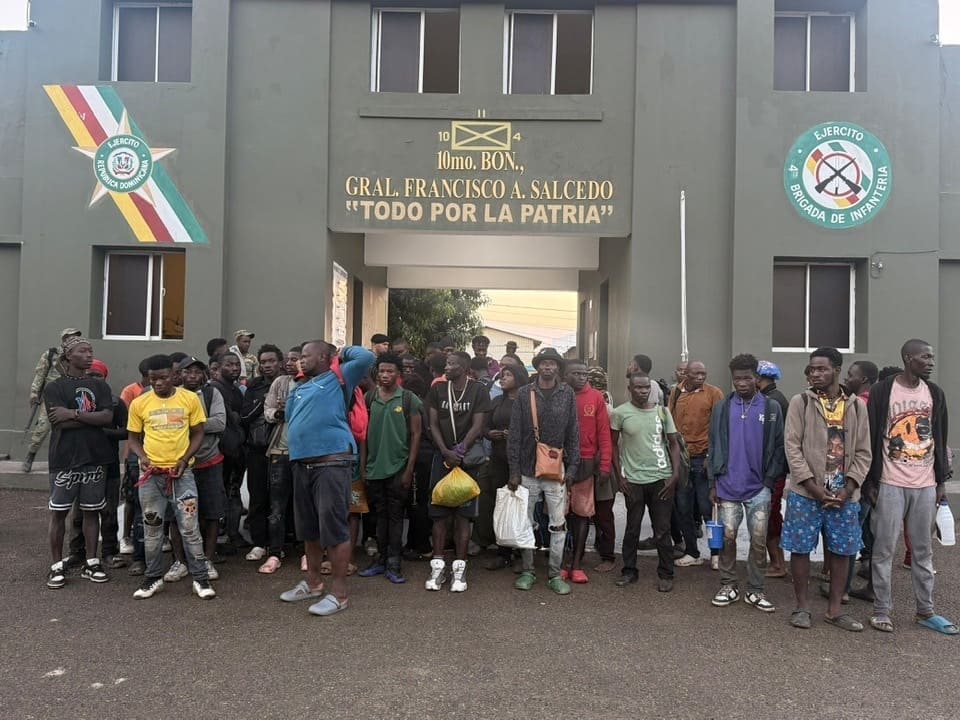 *Patrulla del Ejército detiene a 39 extranjeros en condición migratoria irregular en Montecristi* *Patrulla del Ejército detiene a 39 extranjeros en condición migratoria irregular en Montecristi*