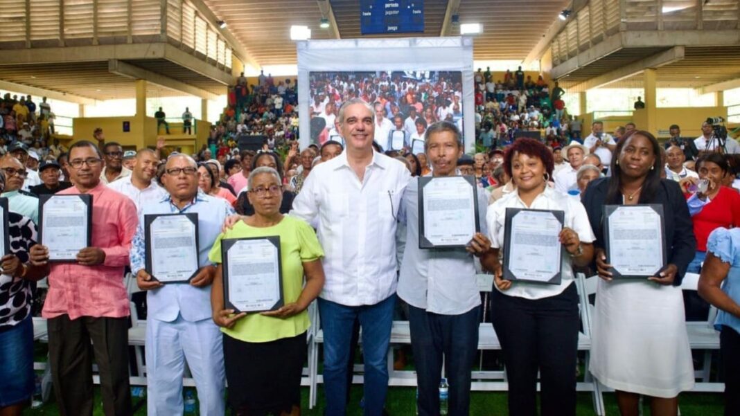 Presidente Abinader entrega 2,315 certificados de títulos de propiedad para beneficio de unas 10,000 personas en San Pedro de Macorís Presidente Abinader entrega 2,315 certificados de títulos de propiedad para beneficio de unas 10,000 personas en San Pedro de Macorís
