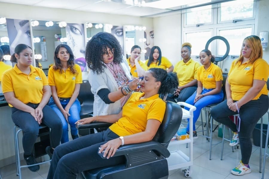 Casi medio millón de mujeres se capacitaron en el INFOTEP durante 2025. Más mujeres más desarrollo: el 57 % de los participantes del INFOTEP en 2025 fueron mujeres Casi medio millón de mujeres se capacitaron en el INFOTEP durante 2025. Más mujeres más desarrollo: el 57 % de los participantes del INFOTEP en 2025 fueron mujeres
