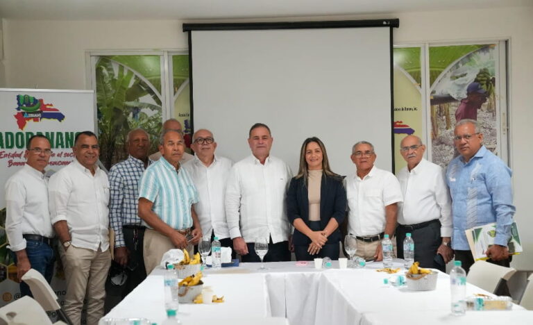 Ministro de Agricultura analiza impacto de la mecanización con productores de la Línea Noroeste