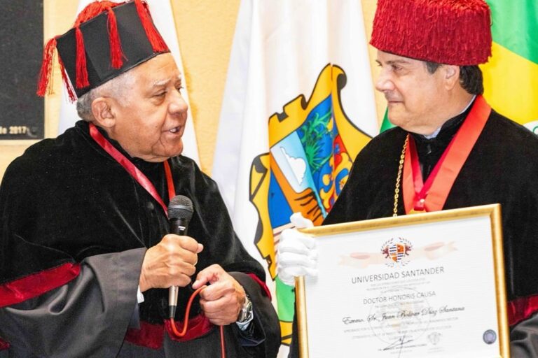DOCTOR HONORIS CAUSA en México al Periodista dominicano Juan Bolívar Díaz