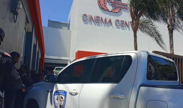 Policía investiga tiroteo en Cinema Centro que dejó un vigilante muerto y un agente herido