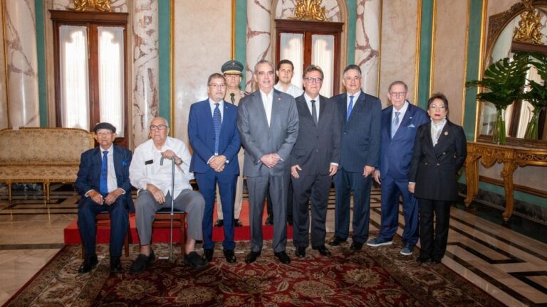 Presidente Abinader juramenta comisión para la puesta en funcionamiento del Museo Histórico de la Gesta de Abril