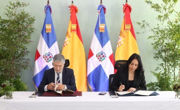 Ministra de Interior y Policía, Faride Raful, firma tratado internacional con España para fortalecer la prevención y detección del crimen organizado