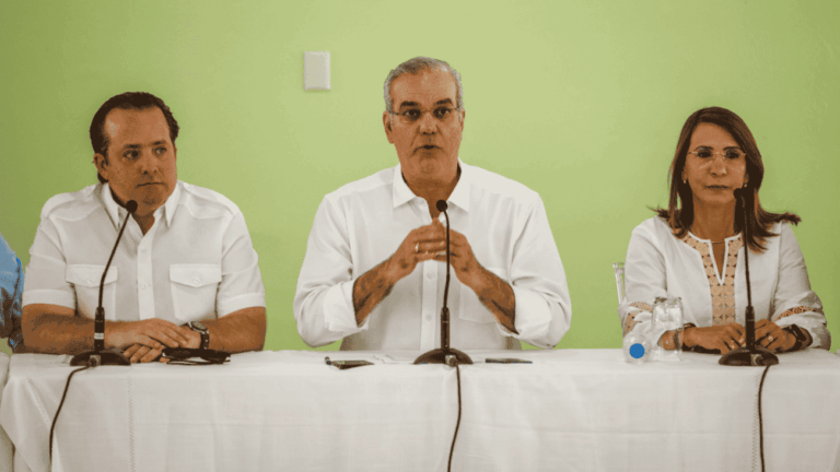 Presidente Abinader anuncia construcción de 112 apartamentos para afectados por las lluvias en Villa Montellano