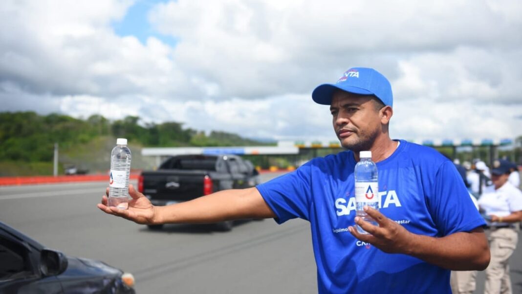 Caasd distribuye botellas de agua en peajes del Gran Santo Domingo por Semana Santa Caasd distribuye botellas de agua en peajes del Gran Santo Domingo por Semana Santa