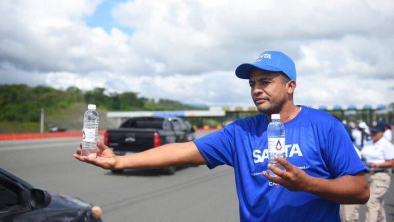 Caasd distribuye botellas de agua en peajes del Gran Santo Domingo por Semana Santa