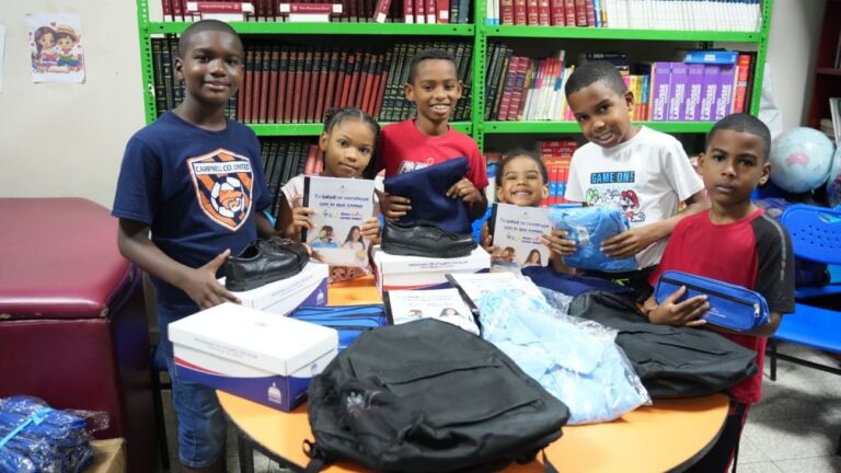 INABIE entrega útiles escolares a estudiantes afectados por lluvias