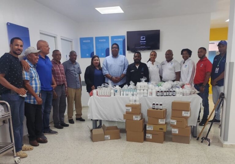 Entrega de medicamentos en Los Cacaos, en San Cristóbal