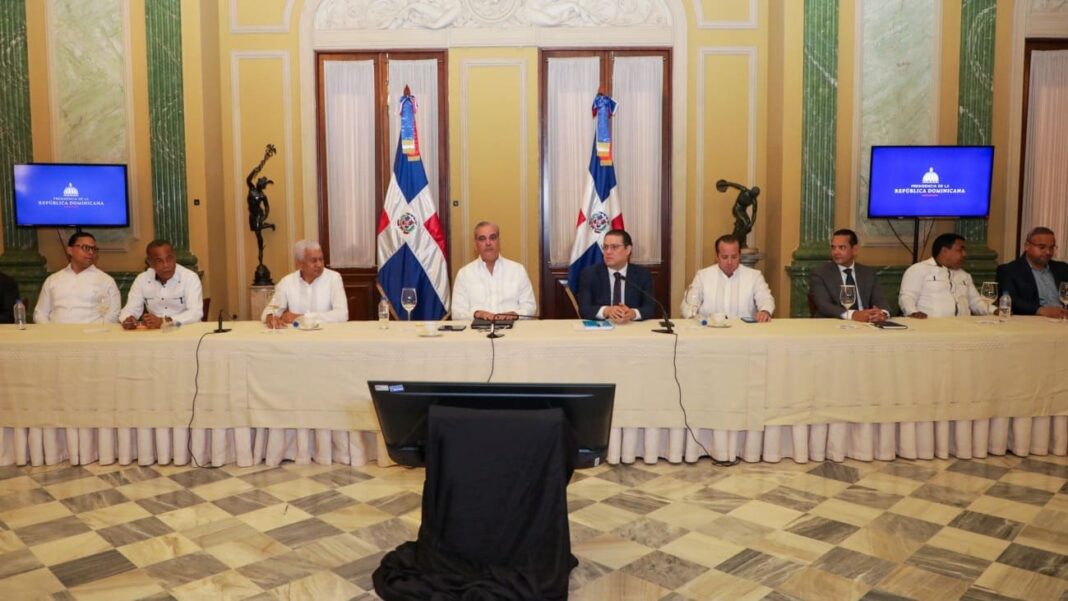 Gobierno dispone mesa permanente con transportistas para mitigar alza de combustibles y evitar aumentos en el pasaje en beneficio de los dominicanos Gobierno dispone mesa permanente con transportistas para mitigar alza de combustibles y evitar aumentos en el pasaje en beneficio de los dominicanos
