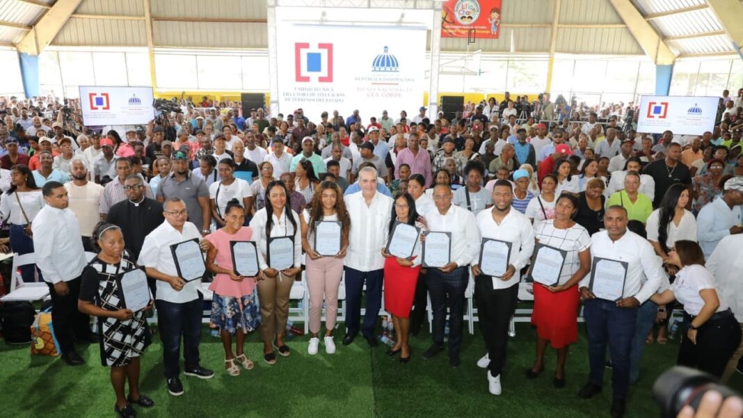 Presidente Abinader entregará títulos de propiedad, tres techados escolares y remozamiento de club Los Cachorros este domingo Presidente Abinader entregará títulos de propiedad, tres techados escolares y remozamiento de club Los Cachorros este domingo