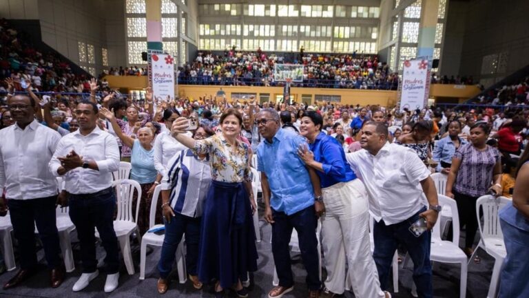 Vicepresidenta Raquel Peña comparte con miles de madres en Barahona durante jornada “Madres que Sostienen”