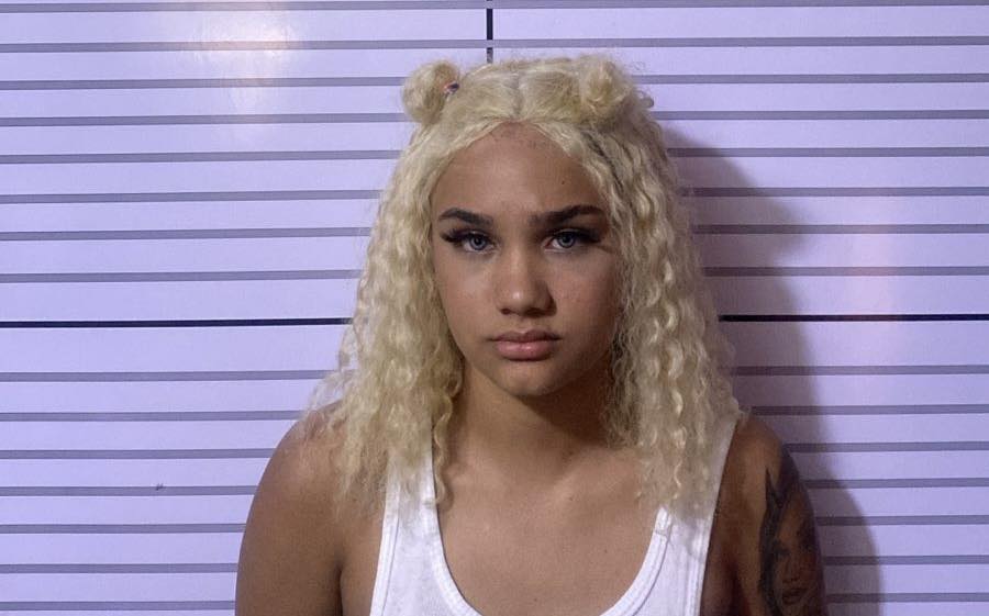 Policía apresa en flagrante delito a “Macha” y otros dos jóvenes; ocupan dos armas de fuego y una jeepeta en Boca Chica. Policía apresa en flagrante delito a “Macha” y otros dos jóvenes; ocupan dos armas de fuego y una jeepeta en Boca Chica.