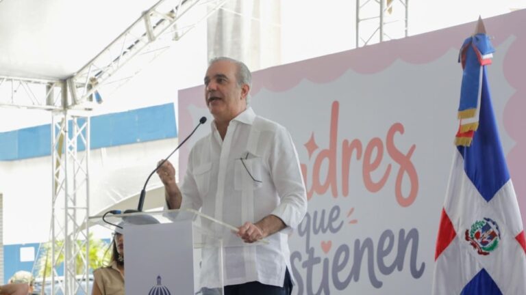 Presidente Abinader destaca sacrificio y fortaleza de las madres dominicanas durante jornada nacional “Madres que Sostienen”