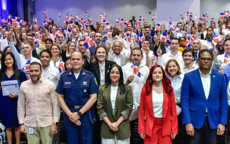 Ministra de Interior y Policía juramenta a 149 extranjeros que asumen nacionalidad dominicana