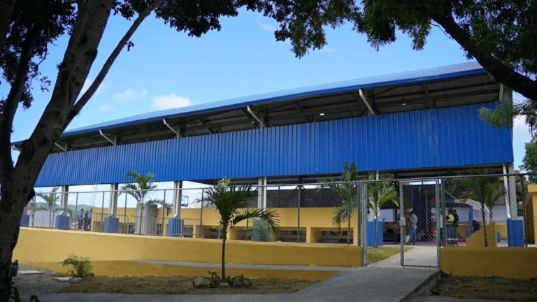 Presidente Abinader entrega techado deportivo-escolar que beneficiará a más de 900 estudiantes en Sabana Larga, San José de Ocoa