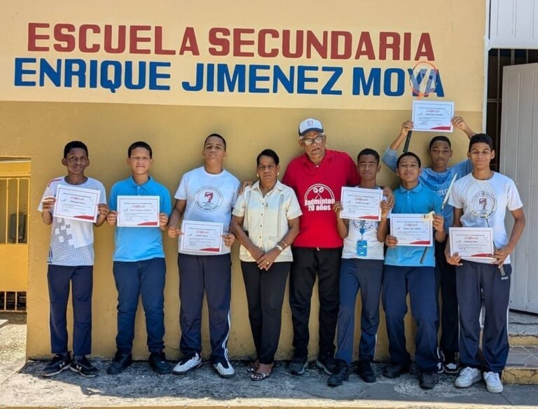 FEDOBAD entrega certificados a estudiantes que participaron en taller de bádminton