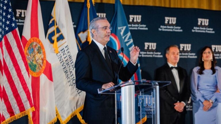 Presidente Luis Abinader regresa al país tras concluir agenda de trabajo en Miami
