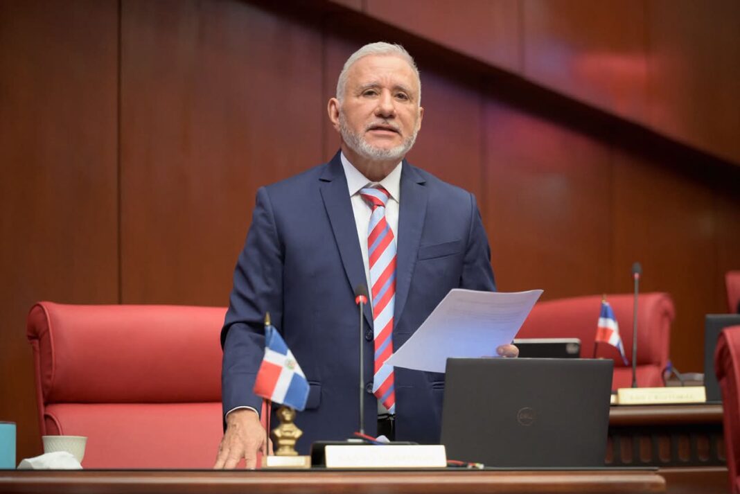 Antonio Taveras renuncia al PRM y se declara senador independiente Antonio Taveras renuncia al PRM y se declara senador independiente