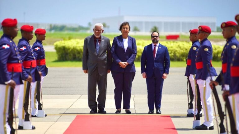 Presidenta de Surinam arribó este sábado a la República Dominicana