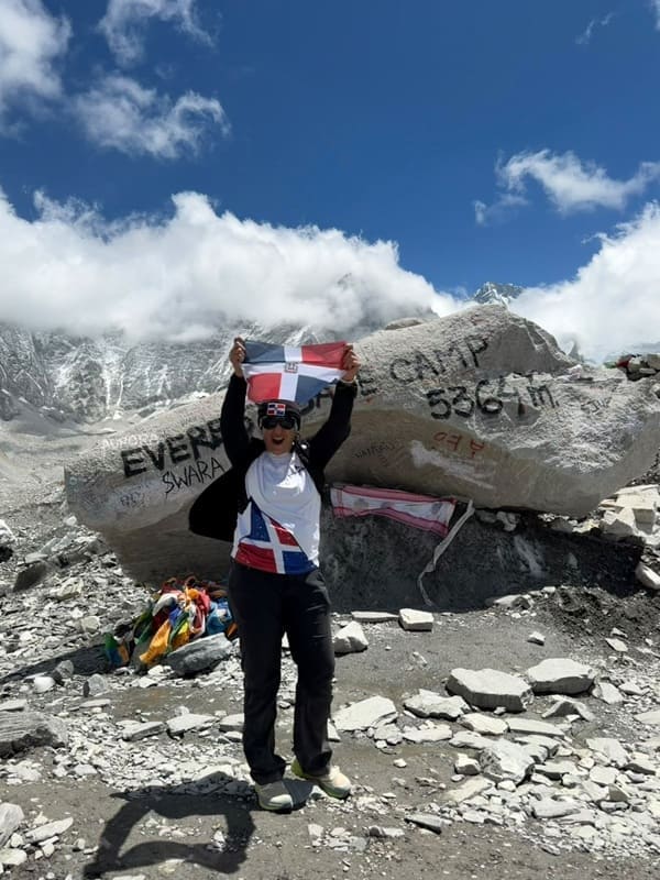 Orgullo dominicano: Thais Herrera recibe reconocimiento global en la cumbre mundial de montañismo en Nepal
