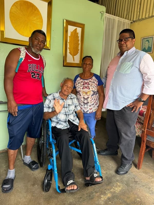 Proyecto Acción Ciudadana y Comunitaria entrega silla de ruedas en el barrio 27 de febrero Proyecto Acción Ciudadana y Comunitaria entrega silla de ruedas en el barrio 27 de febrero