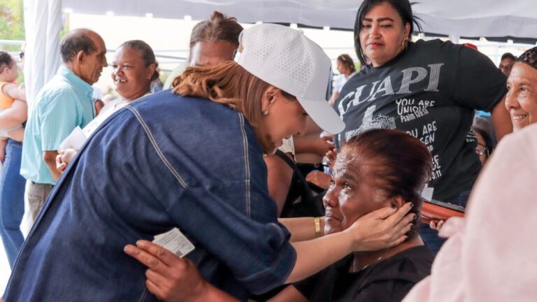 Supérate entrega Bono de Emergencia a más de 1,400 familias afectadas por las lluvias en el Distrito Nacional