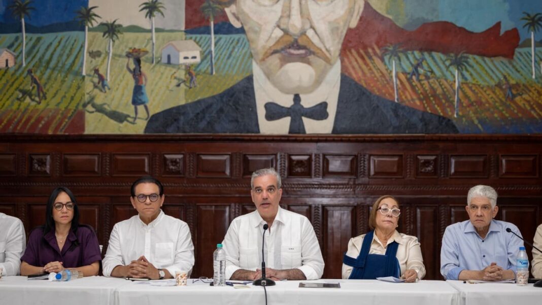 Presidente Abinader se reúne con líderes comunitarios y evalúa avances de obras clave en Santiago Presidente Abinader se reúne con líderes comunitarios y evalúa avances de obras clave en Santiago