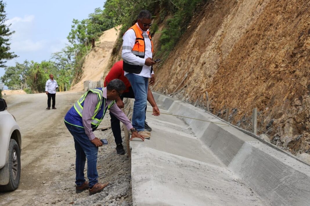 Avanza la reconstrucción y ampliación de la carretera Cambita-Los Cacaos en San Cristóbal Avanza la reconstrucción y ampliación de la carretera Cambita-Los Cacaos en San Cristóbal