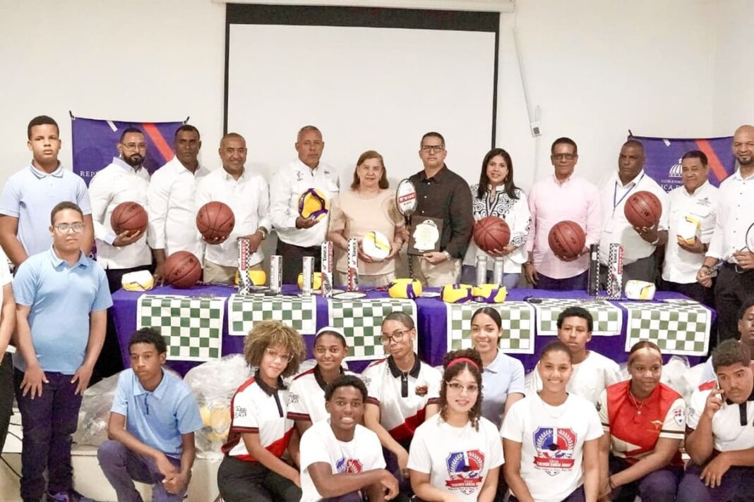 INEFI y FDF fomentan el balompié en La Vega con la entrega de balones a través del programa FIFA Football for Schools INEFI y FDF fomentan el balompié en La Vega con la entrega de balones a través del programa FIFA Football for Schools