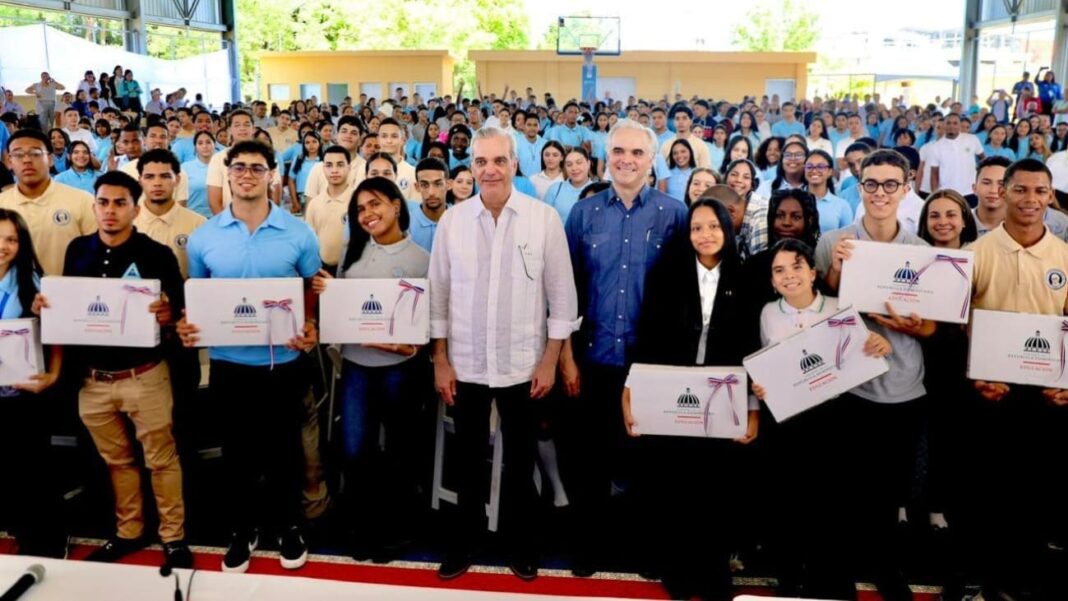 Presidente Abinader exhorta a estudiantes a prepararse en inglés, tecnología y valores para alcanzar el éxito Presidente Abinader exhorta a estudiantes a prepararse en inglés, tecnología y valores para alcanzar el éxito