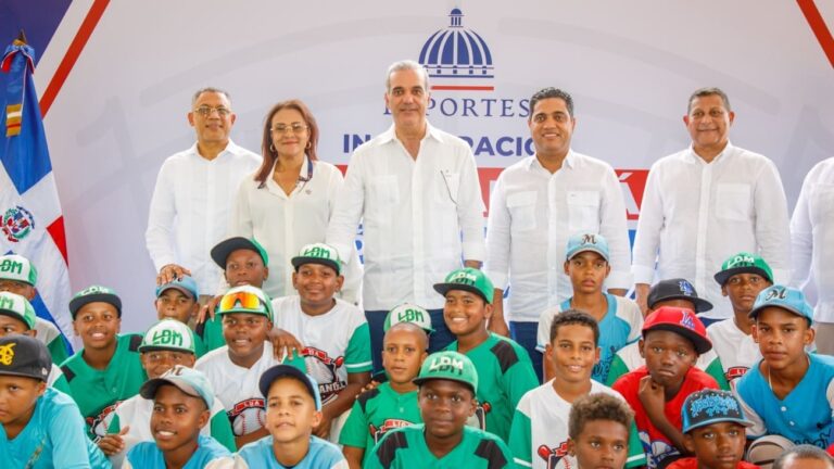 Presidente Abinader inaugura play en Samaná