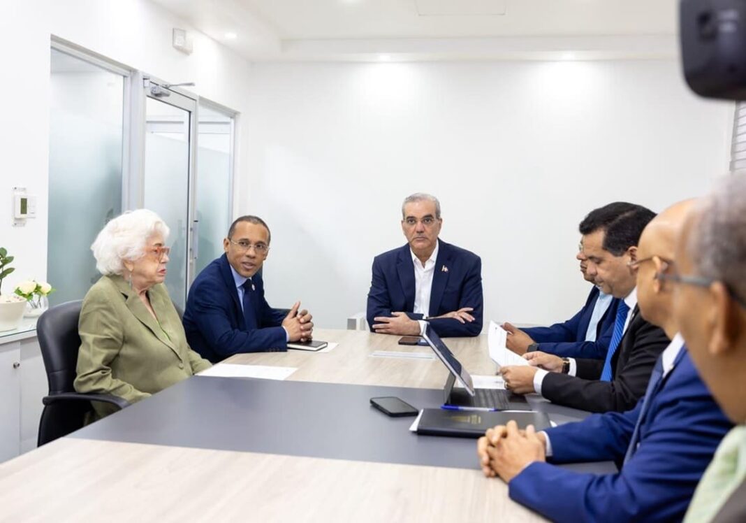 Presidente Abinader reafirma su compromiso con el fortalecimiento de la Unidad Antifraude para elevar la transparencia y el control de los recursos del Estado Presidente Abinader reafirma su compromiso con el fortalecimiento de la Unidad Antifraude para elevar la transparencia y el control de los recursos del Estado