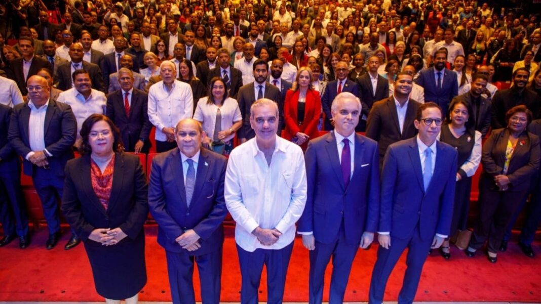 Presidente Abinader recibe informe de la Consulta Nacional sobre el Futuro de la Educación con aportes de más de 7,000 participantes Presidente Abinader recibe informe de la Consulta Nacional sobre el Futuro de la Educación con aportes de más de 7,000 participantes