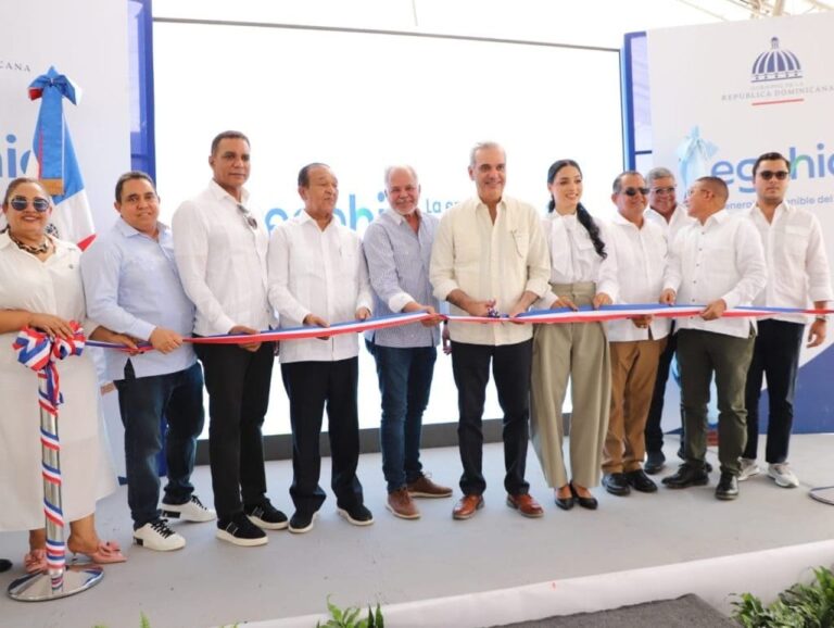 Presidente Luis Abinader inaugura primer tramo de carretera Los Quemados