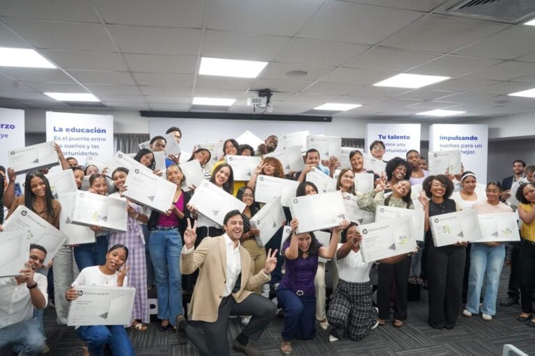 Raymond Rodríguez entrega laptops a 56 estudiantes meritorios mediante la Fundación GBC